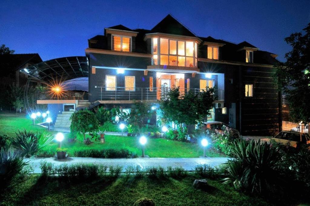 Garni Hotel Lama Kragujevac Buitenkant foto
