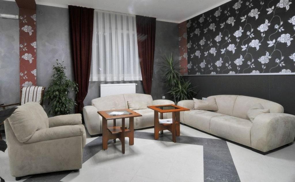 Garni Hotel Lama Kragujevac Buitenkant foto