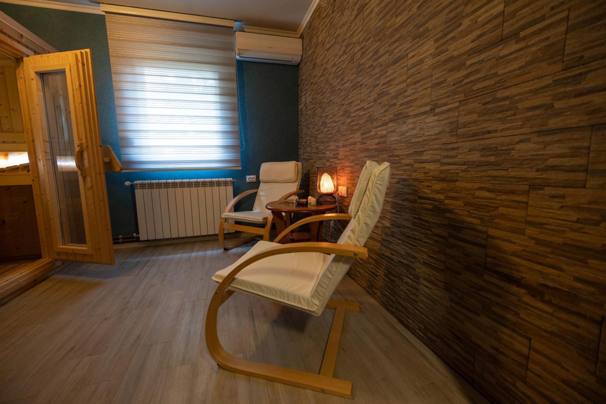 Garni Hotel Lama Kragujevac Buitenkant foto