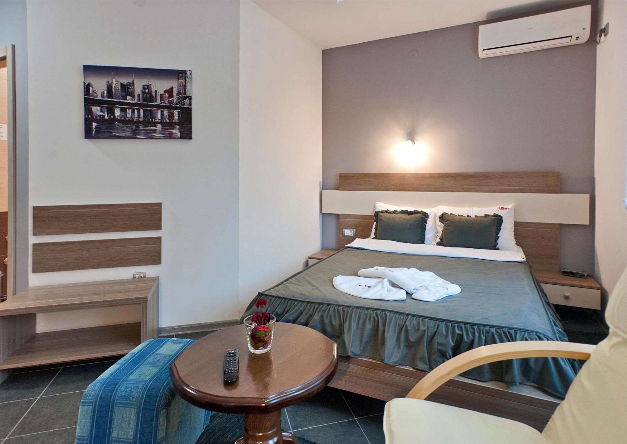 Garni Hotel Lama Kragujevac Buitenkant foto
