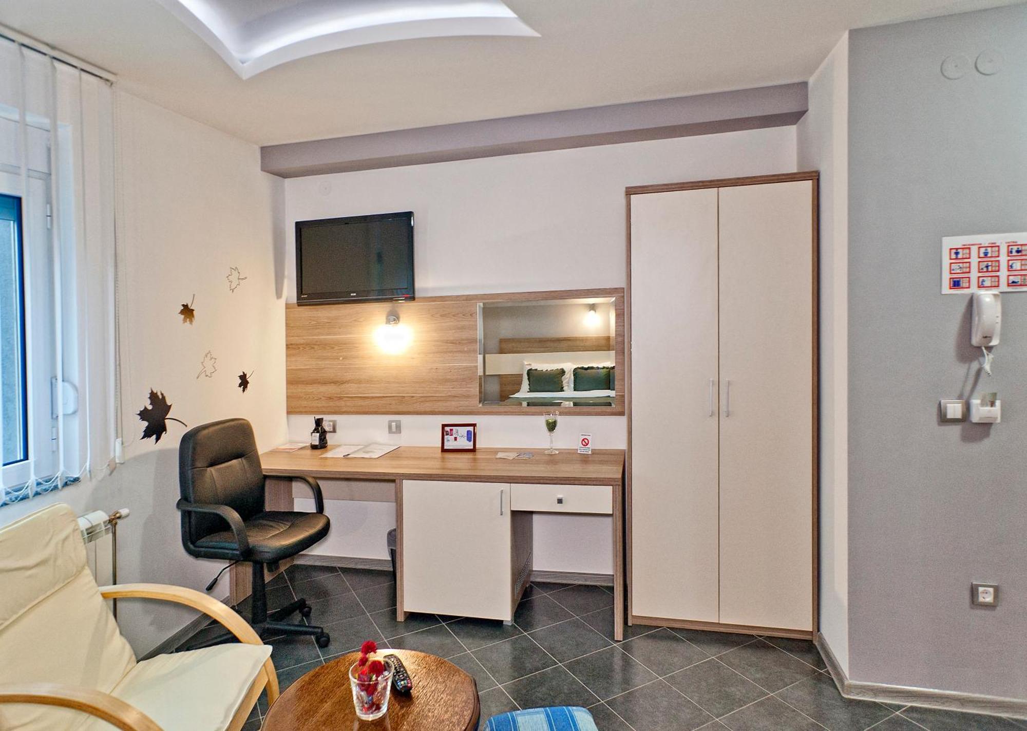 Garni Hotel Lama Kragujevac Buitenkant foto