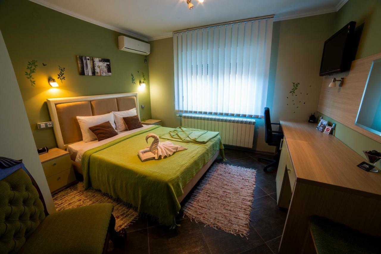 Garni Hotel Lama Kragujevac Buitenkant foto