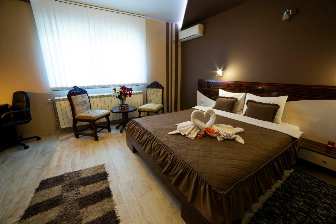 Garni Hotel Lama Kragujevac Buitenkant foto